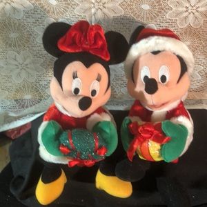 Mickey and Meny a set will sing